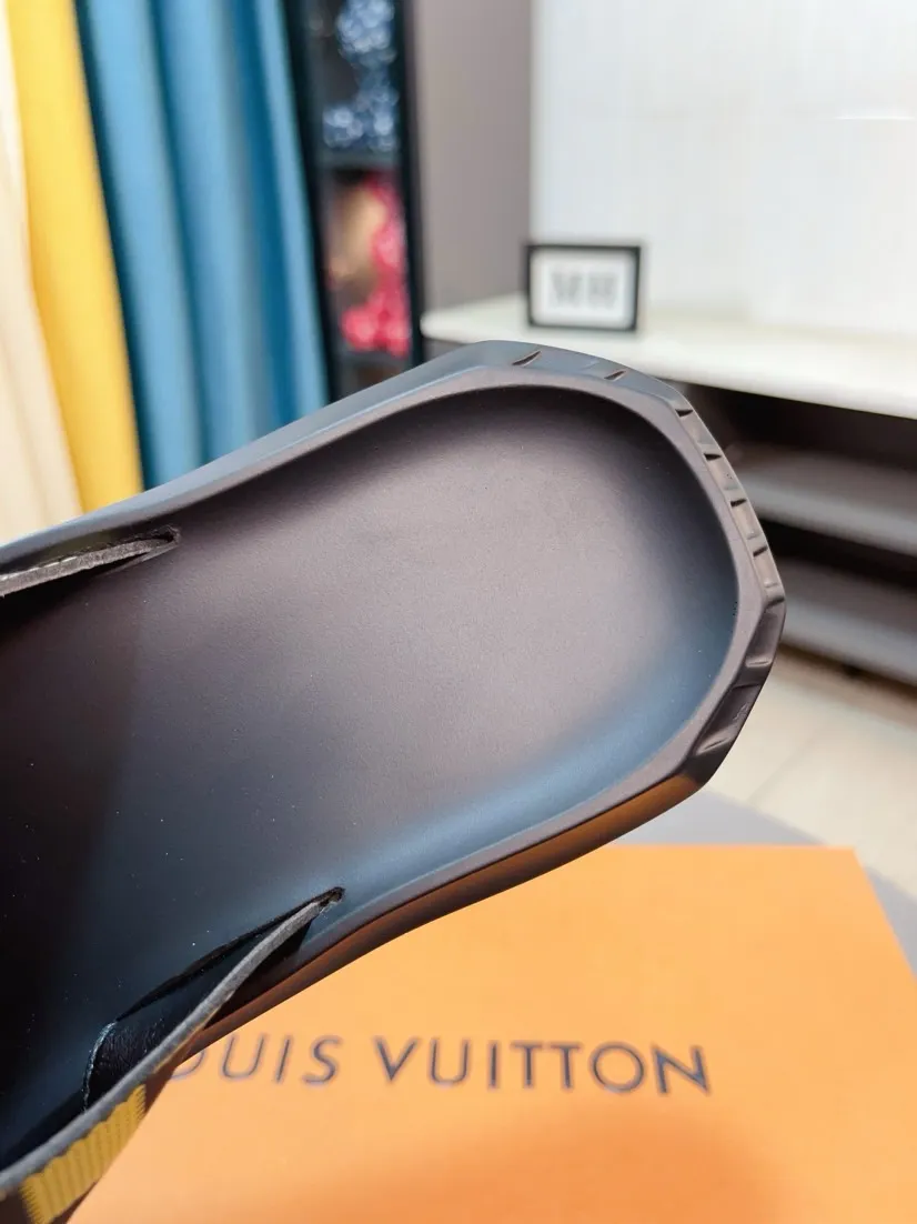 Men's shoes 💰260🌹🌹 (lv-Louis Vuitton) new men's sandals, high-end boutique, exquisite embossed logo decoration on the upper, fine workmanship, super soft soles, casual, loose and comfortable, a must-have in summer! \nsize：38-44
